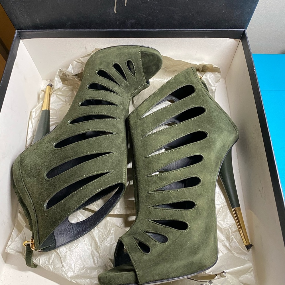 Size 39(9) Giuseppe zanotti booties
